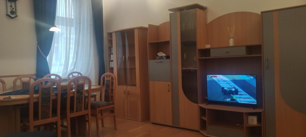 2-Room Appartment Near Westbahnhof Bécs Kültér fotó